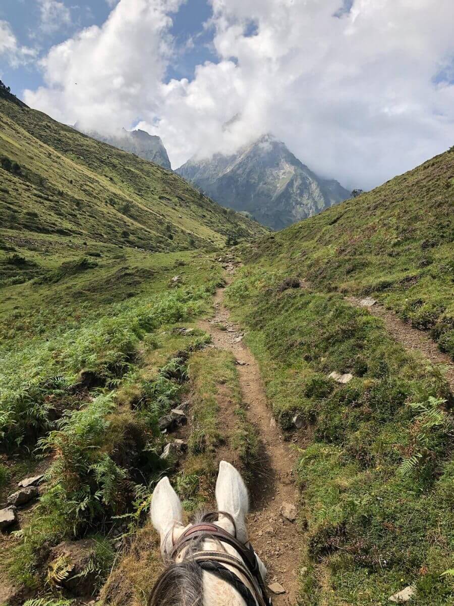 Randonnée à cheval dans les Pyrénées, sentier vers le pic du midi