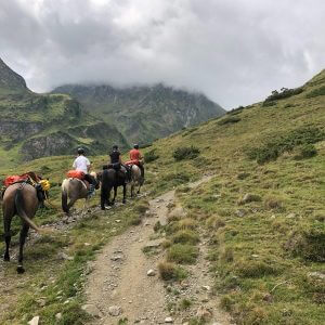 Randonnée à cheval dans les Pyrénées, groupe sous le pic du midi dans les nuages