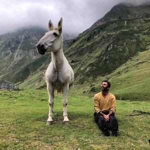 Randonnée à cheval dans les Pyrénées, Anatoly et son mulet Pachly à la pause au pied du pic du midi.