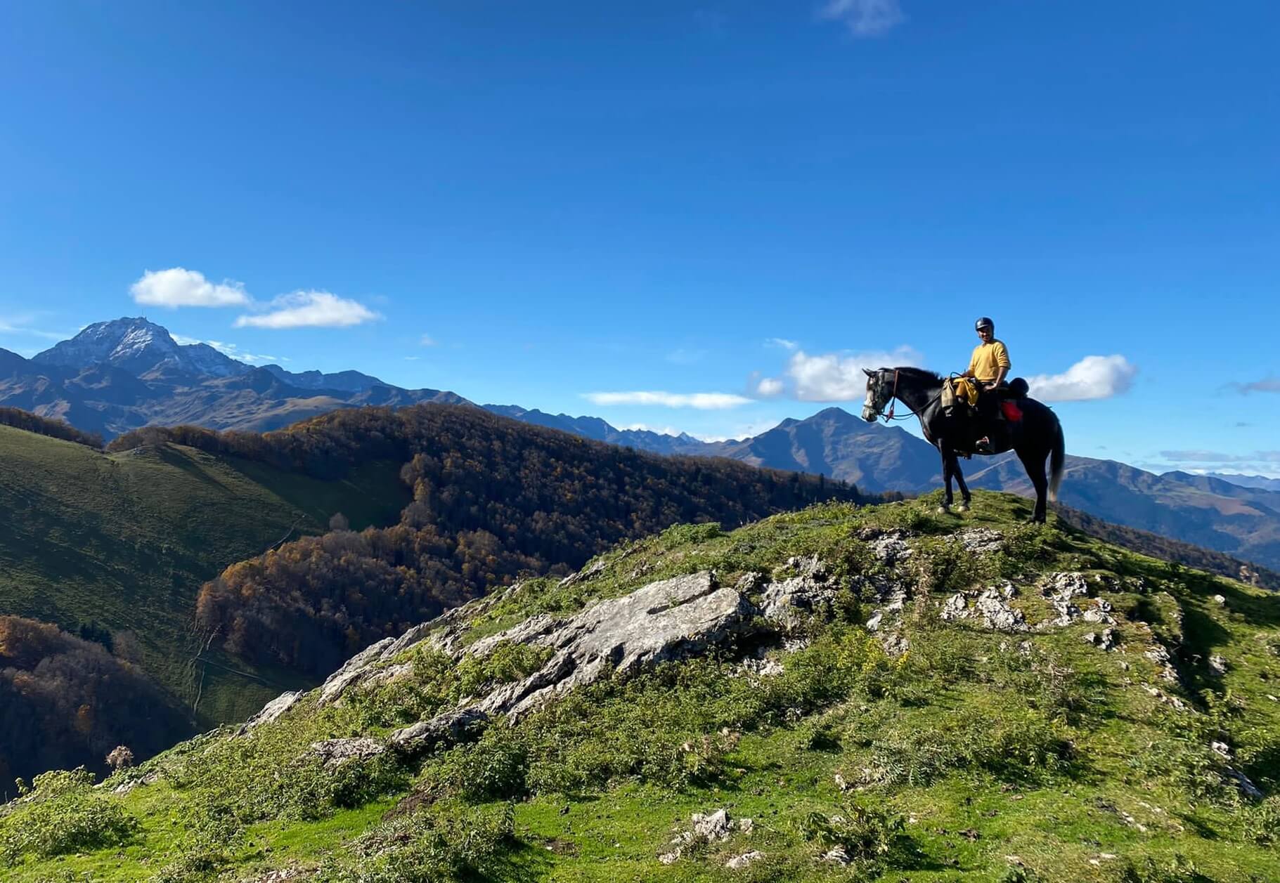 Paysage de montagne : Pyrénées, Cavalier en randonnée à cheval