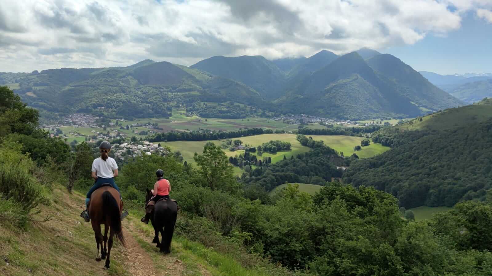 randonneurs à cheval observe le panorama pyrénéen